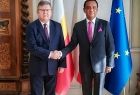 Pan Marszałek Witold Kozłowski wraz Ambasadorem Peru. Zdjęcie pamiątkowe na tle flag. Uścisk dłoni