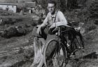 fotografia archiwalna - młody prof. Roman Reinfuss z rowerem