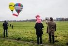 Balony i flaga unoszące się nad Błoniami