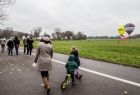 Przechodnie przyglądający się akcji na Błoniach