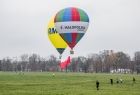 Balony i biało-czerwona flaga nad Błoniami, widok z oddali