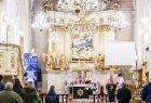 Msza święta, widok na ołtarz i wiernych