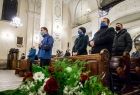 Grupa osób uczestniczących we mszy świętej