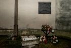 Zbliżenie na pamiątkową tablicę wmurowaną w ścianę