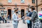 Dzień Edukacji Narodowej. Dziedziniec Muzeum Armii Krajowej. Marta Malec-Lech z Zarządu Województwa Małopolskiego oraz radny Rafał Kosowski wręczają nagrody Marszałka Województwa Małopolskiego