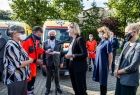 Przekazanie nowych karetek. Wicemarszałek Łukasz Smółka podczas rozmowy z ratownikami i uczestnikami uroczystości przed Krakowskim Pogotowiem Ratunkowym