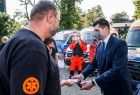 Wicemarszałek Łukasz Smółka przekazuje kluczyki do nowych karetek na placu przed Krakowskim Pogotowiem Ratunkowym