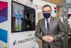Wicemarszałek Tomasz Urynowicz przy innowacyjnym automacie do recyklingu