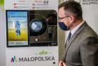 Wicemarszałek Tomasz Urynowicz przy innowacyjnym automacie do recyklingu