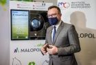 Wicemarszałek Tomasz Urynowicz przy innowacyjnym automacie do recyklingu