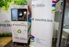 Innowacyjny automat do recyklingu. Po obu stronach plansze z logo Małopolska