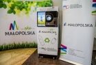 Innowacyjny automat do recyklingu. Po obu stronach plansze z logo Małopolska