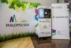 Innowacyjny automat do recyklingu. Po obu stronach plansze z logo Małopolska