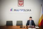 Wicemarszałek Łukasz Smółka podpisujący Wspólną Deklarację Województw Małopolskiego, Podkarpackiego i Śląskiego popierającą utworzenie Strategii Karpackiej