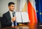 Wicemarszałek Łukasz Smółka prezentujący Wspólną Deklarację Województw Małopolskiego, Podkarpackiego i Śląskiego popierającą utworzenie Strategii Karpackiej