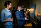 kobieta i mężczyzna ogladają wystawę przez specjalne okulary VR