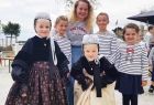 Anna Kropiowska i dzieci w tradycyjnym stroju ludowym z Bretanii we Francji