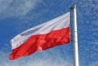 Biało-czerwona flaga na tle błękitnego nieba