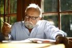 Śp. prof. Krzysztof Penderecki podczas pracy, komponowania, dokonujący zapisków w zeszycie