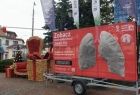Zdjęcie z dziesiątego dnia akcji w Kalwarii Zebrzydowskiej - Widoczny model płuc mocno pokryty ciemnoszarym pyłem