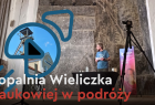 Edukator Małopolskiego Centrum Nauki Cogiteon wykonuje doświadczenie w jednej z komór kopalni soli Wieliczka.