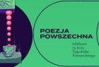 Grafika z czarnymi napisami na zielonym tle. Po lewej stronie rysunek zielonej kolumny opartej na rzeźbionej głowie. Rysunek wpisany jest w czarne koło. Po prawej napisy Poezja powszechna, Między wersami, Jubileusz 75-lecia Tygodnika Powszechnego oraz dat