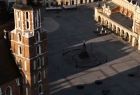 Widok z lotu ptaka na pusty Rynek Główny w Krakowie; od lewej widoczne Bazylika Mariacka, pomnik Adama Mickiewicza oraz Sukiennice