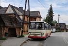 Zabytkowy autobus na przystanku