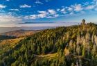 Wieża widokowa na Gorcu. W tle widok na Tatry