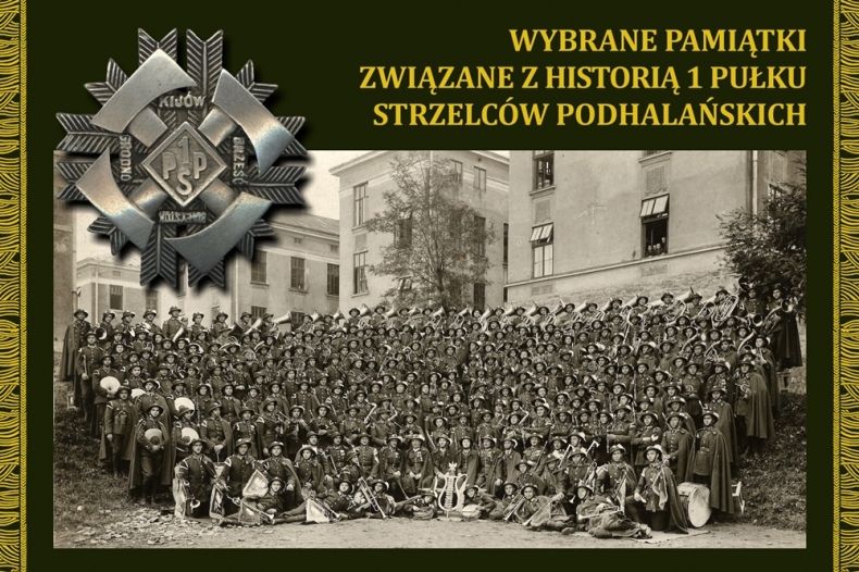 stara czarno-biała fotografia, przedstawiająca kilkuset żołnierzy w mundurach i hełmach 