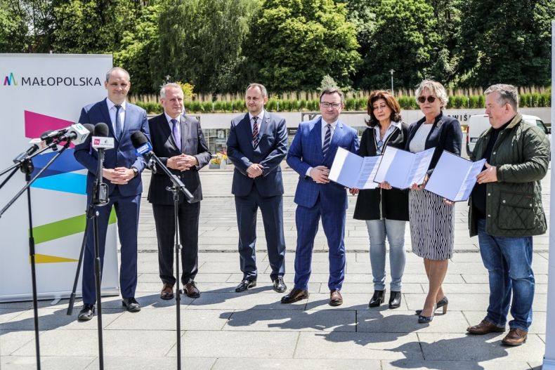 Przekazanie umów dla przedsiębiorców, którzy otrzymali wsparcie w postaci bonu rekompensacyjnego