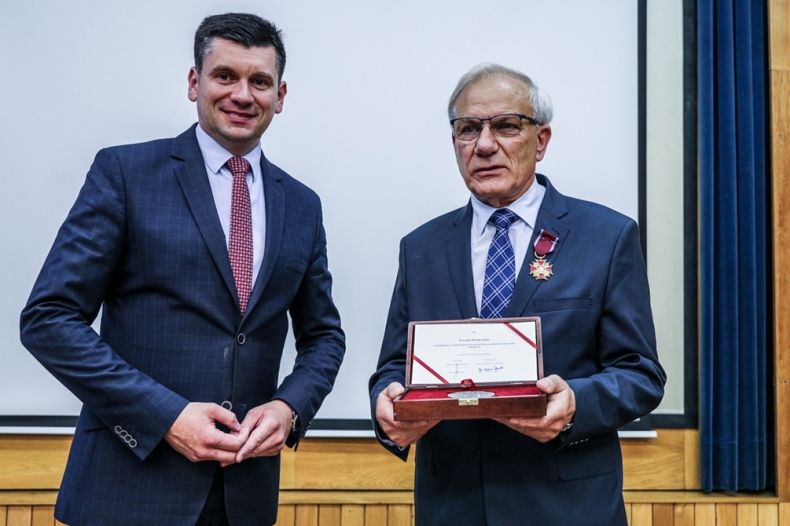 dwóch mężczyzn stoi