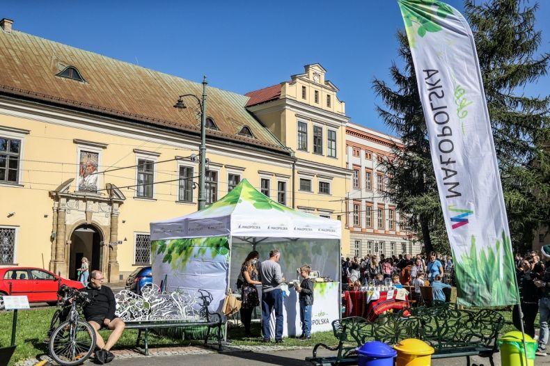 Zdjęcie przedstawiające namiot ekoMałopolski podczas Dnia św. Franciszka