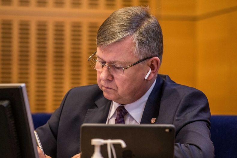Obrady Sejmiku Województwa Małopolskiego. Zbliżenie na marszałka województwa małopolskiego Witolda Kozłowskiego, który sporządza notatki