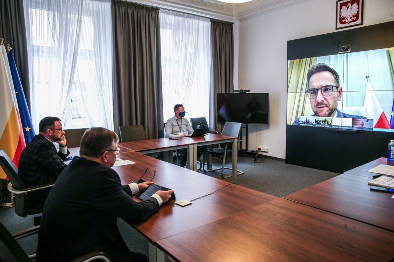 Grupa osób podczas telekonferencji, widok na ekran