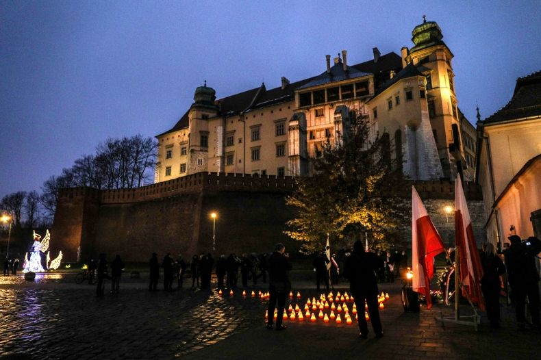 Krzyż Katyński, w tle Zamek Królewski na Wawelu