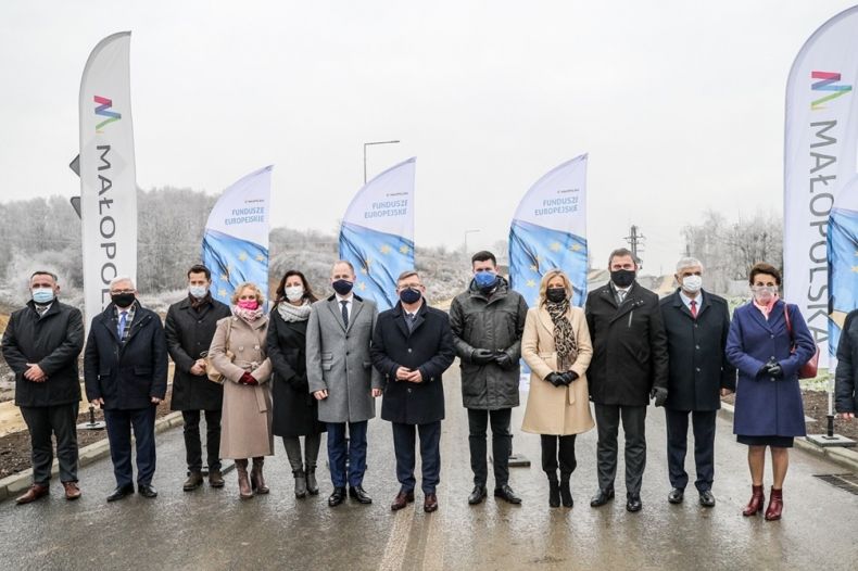 grupa ludzi, w tym marszałek Witold Kozłowski, wicemarszałek Łukasz Smółka i poseł Anna Pieczarka