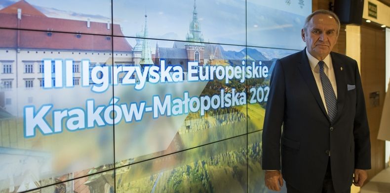Andrzej Kraśnicki, prezes Polskiego Komitetu Olimpijskiego przy ekranie z logo Igrzysk Europejskich Kraków, Małopolska 2023