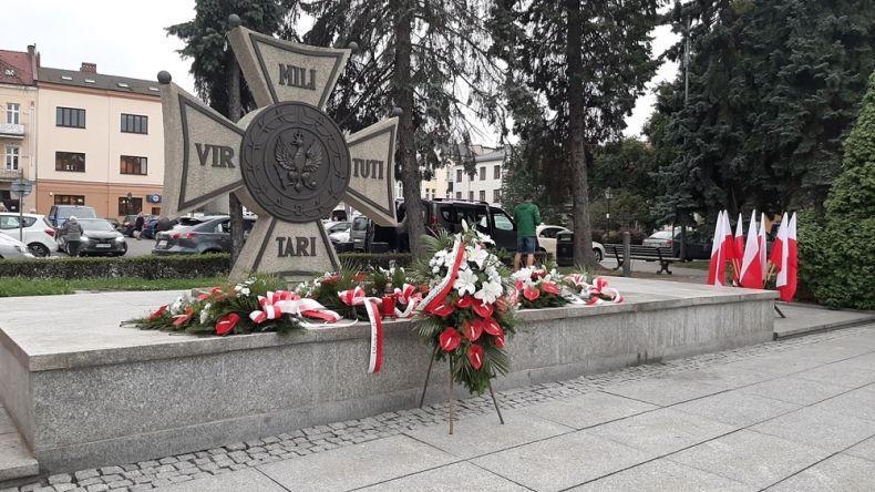 Pomnik z krzyżem Virtuti Militari