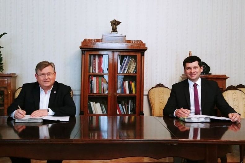 Zdjęcie przedstawiające marszałka Witolda Kozłowskiego i wicemarszałka Łukasza Smółkę