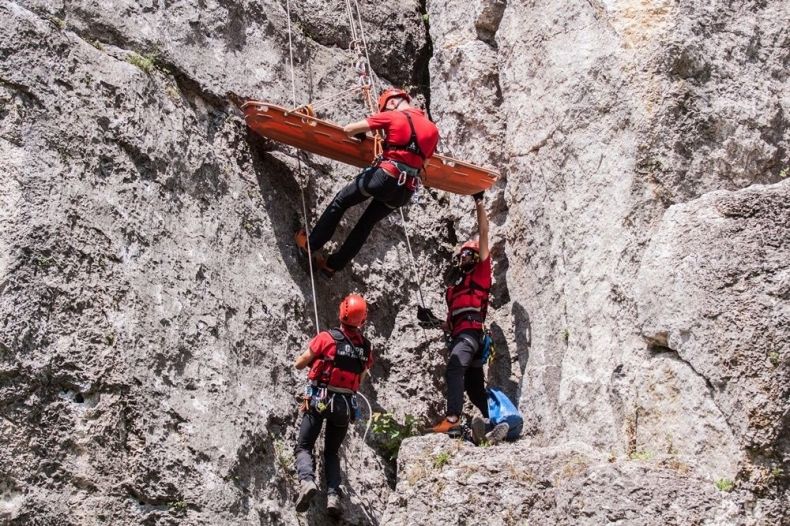 ratownicy górscy podczas akcji ratowniczej w górach
