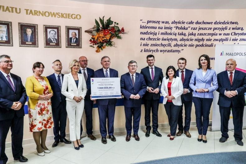 Wspólne pamiątkowe zdjęcie Zarządu Województwa Małopolskiego i Zarządu Powiatu Tarnowskiego