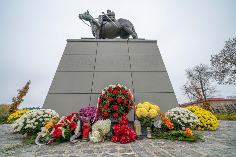 Uroczystości związane z rocznicą 11 listopada w Nowym Sączu przy pomniku Józefa Piłsudskiego; złożenie kwiatów