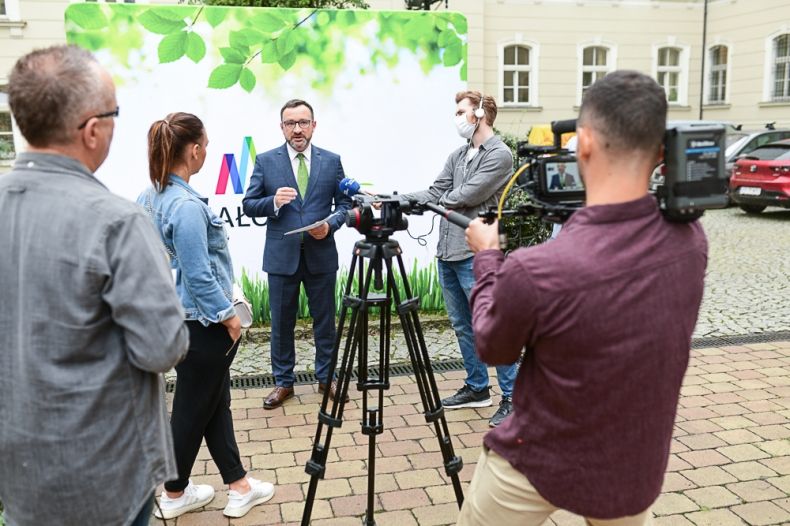 grupa osób uczestniczących w konferencji prasowej