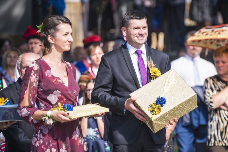 elegancka kobieta i elegancki mężczyzna podczas dożynek