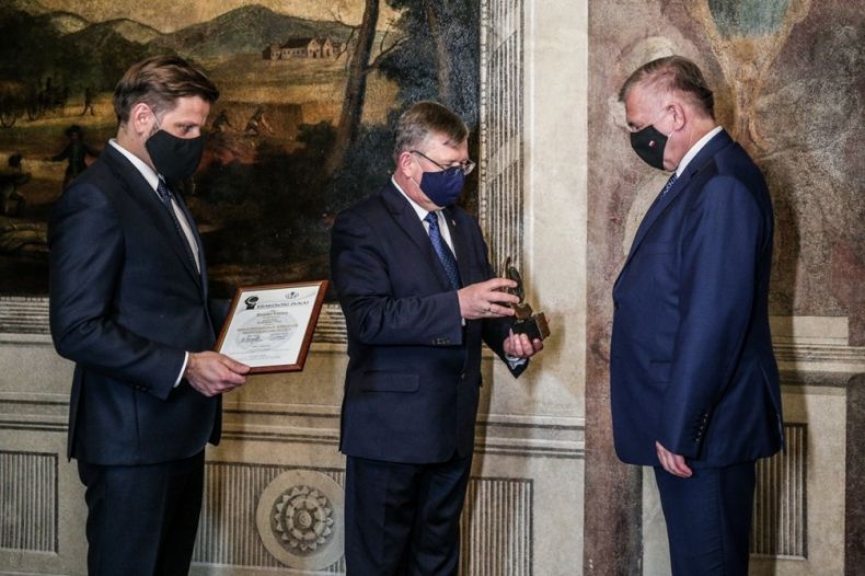 Marszałek Witold Kozłowski oraz prezydent Izby Przemysłowo-Handlowej Sebastian Chwedeczko podczas przekazania nagrody Krakowskiego Dukata staroście Romanowi Łucarzowi. Statuetkę wręcza laureatowi marszałek Witold Kozłowski