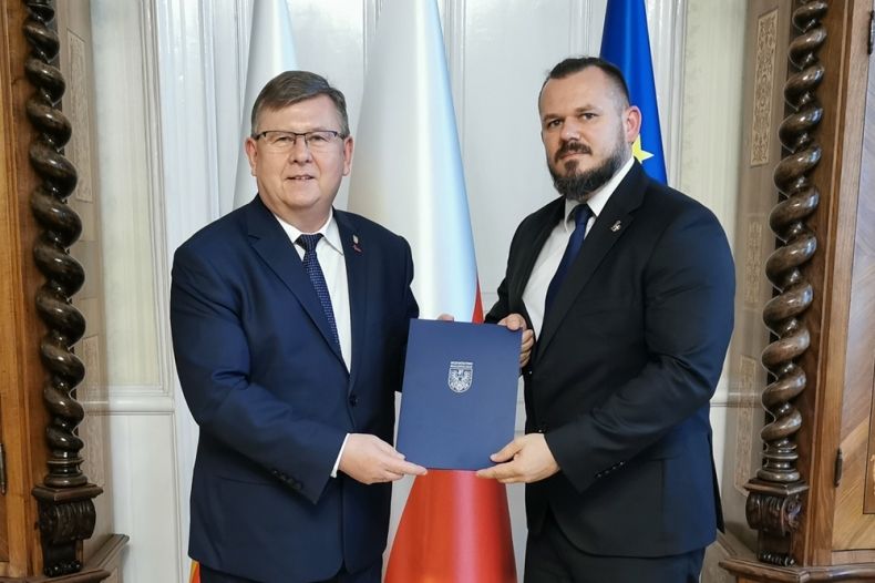dwaj mężczyźni trzymający teczkę
