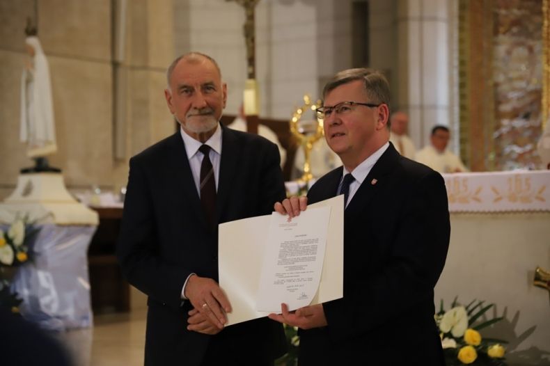 Marszałek Witold Kozłowski oraz przewodniczący Sejmiku Województwa Małopolskiego Jan Tadeusz Duda prezentują watykański dekret ws. ustanowienia św. Jana Pawła II patronem Województwa Małopolskiego