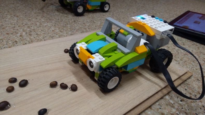 Maraton z robotyką - na zdjęciu samochód z klocków LEGO