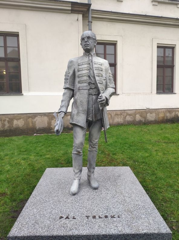 Pal Teleki. Rzeźba na terenie Wojewódzkiej Biblioteki Publicznej